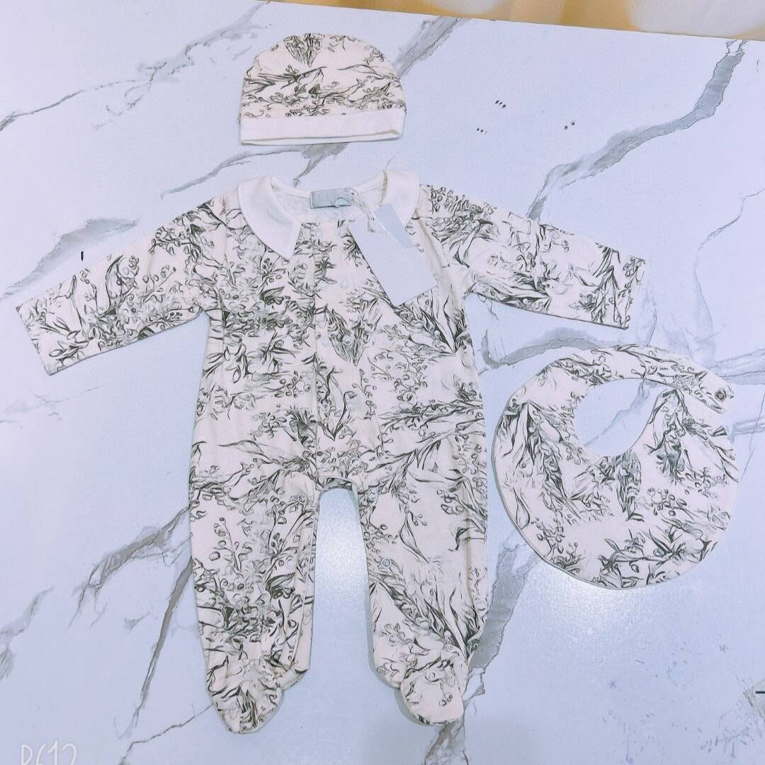 Baby Clothing Outlet - ชุดเสื้อผ้าเด็กแรกเกิดดีไซน์ใหม่ปี 2024 ชุดจั๊มสูทผ้าฝ้ายแท้ลายพิมพ์เต็มตัว ชุดรอมเปอร์เด็กผู้หญิงลายป่า พร้อมผ้ากันเปื้อนและหมวก 3